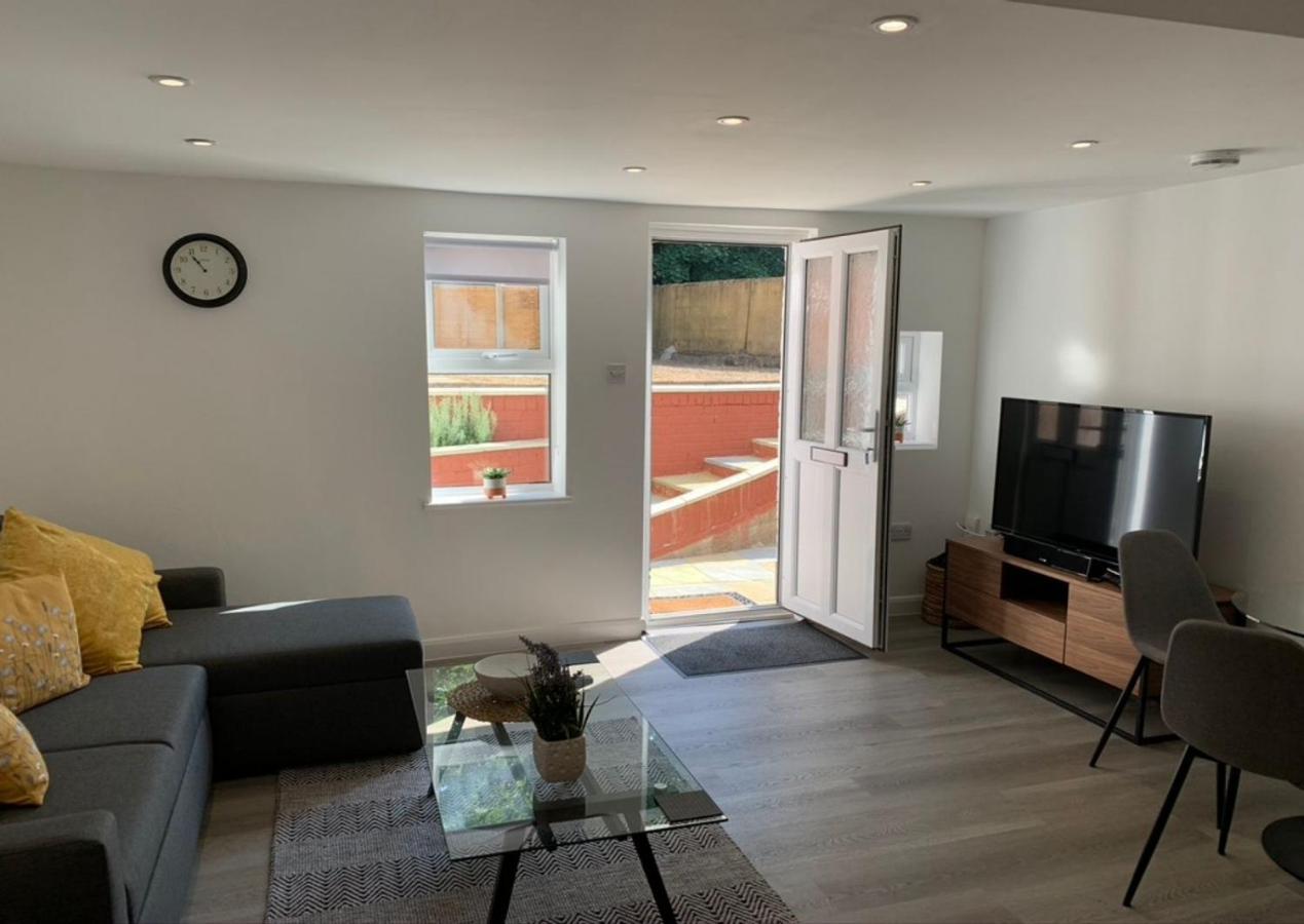 The White House Flat By Select Sa Apartment Reading Exterior photo